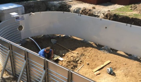 Baubeginn eines Swimmingpools Baubeginn eines Swimmingpools