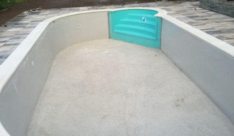Pool mit betonierter Bodenplatte Pool mit betonierter Bodenplatte